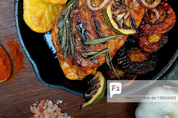 Gegrillte BBQ Hähnchenbrust mit Kräutern und Gewürzen auf rustikaler Art in der Eisenpfanne  Food photography  Food photography