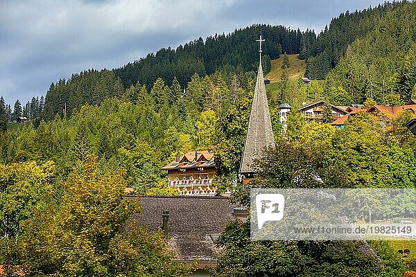 Wengen  Schweiz Stadtansicht und Kirchturm in alpinem Dorf in den Schweizer Alpen  Herbstberge rundherum  beliebter Ferienort im Berner Oberland