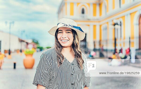 Lifestyle von glücklichen Reisenden Frau in einem touristischen Platz. Porträt von lächelnden Touristen Frau auf den Straßen von Granada  Nicaragua  Mittelamerika