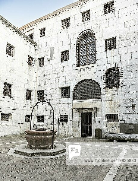 Innenhof mit Brunnen  Gefängnis  Dogenpalast  Venedig  Venetien  Italien  Europa