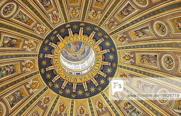 Eine Nahaufnahme der Kuppel des Petersdoms von innen gesehen