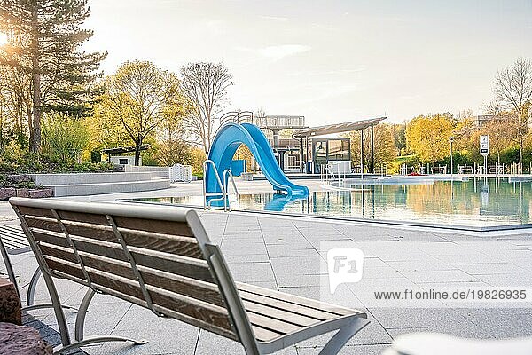 Leere Sitzbank konservierten Schwimmbad mit Wasserbecken in ruhiger Stimmung  Freibad Calw  Stammheim der Stadtwerke Calw  Schwarzwald  Deutschland  Europa