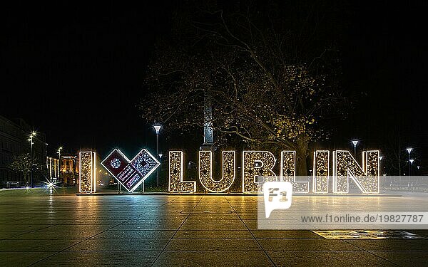 Ein Bild des I Love Lublin Schildes bei Nacht