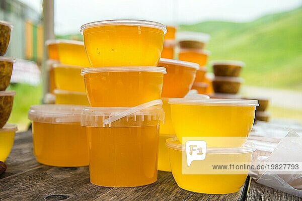 Verkauf von Honig im Freien in Plastikgläsern