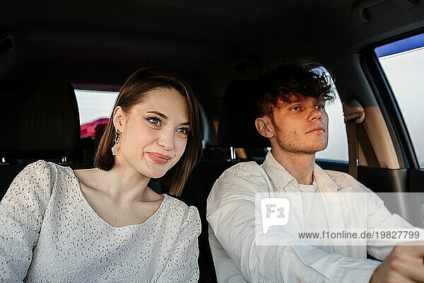 Positives verliebtes Paar fährt an einem sonnigen Tag in einem Auto zu einem Date