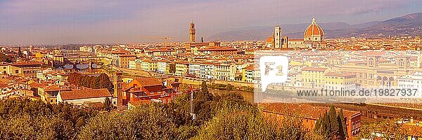Florenz oder Firenze  Italien hohe Winkel Ansicht  Ponte Vecchio Brücke und Duomo. Panoramabanner Blick von Michelangelo Platz