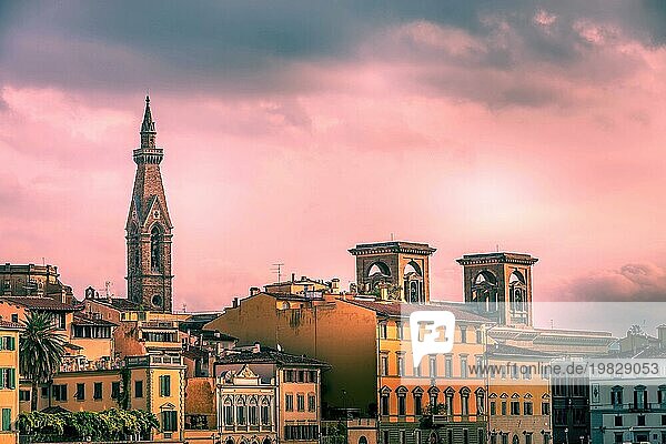 Stadt Sonnenuntergang Blick mit Basilika Santa Croce Turm  Häuser in Florenz  Italien  Europa