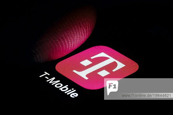 Die App von T Mobile wird auf einem Smartphone angezeigt. Berlin  06.10.2023