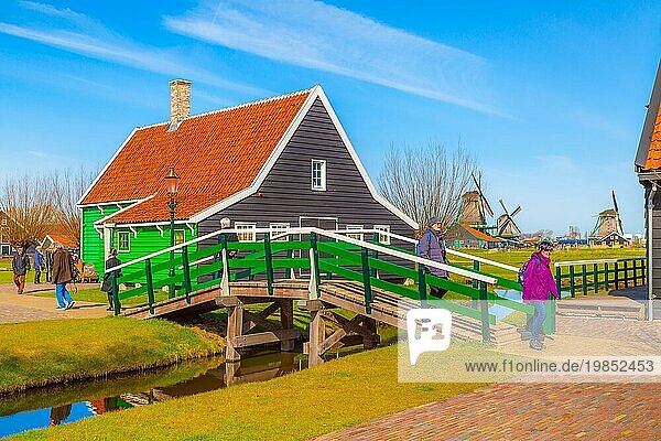 Zaanse schans  Niederlande  1. April 2016: Traditionelles Dorf  Touristen gehen über die Brücke in Holland  Europa
