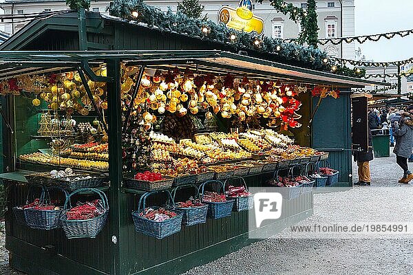Salzburg  Österreich  25. Dezember 2016: Weihnachtsmarkt mit Kiosken und Ständen  Menschen  die Geschenke kaufen  Europa