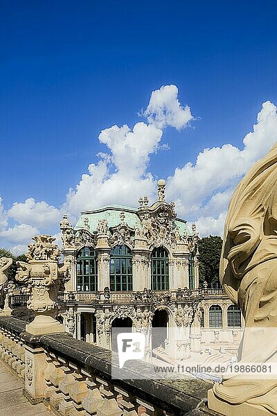 Der Zwinger in Dresden ist eines der bekanntesten Barockbauwerke Deutschlands Und er beherbergt Museen von Weltruf. Wallpavillon. mit Hercules Saxonicus