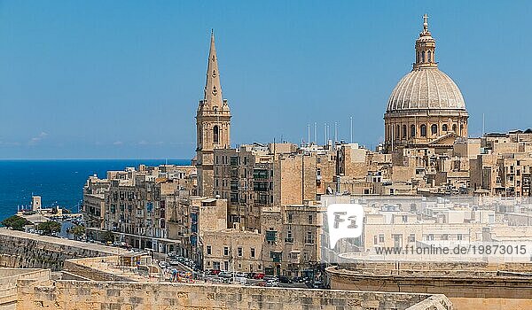 Ein Bild der Haupthalbinsel von Valletta  überragt von der Kuppel der Basilika Unserer Lieben Frau vom Berge Karmel