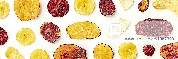 Trockenes Obst und Gemüse Chips Overhead Panoramaschuss. Gesunder veganer Snack  ein Bio Lebensmittel Flat Lay Muster auf einem weißen Hintergrund