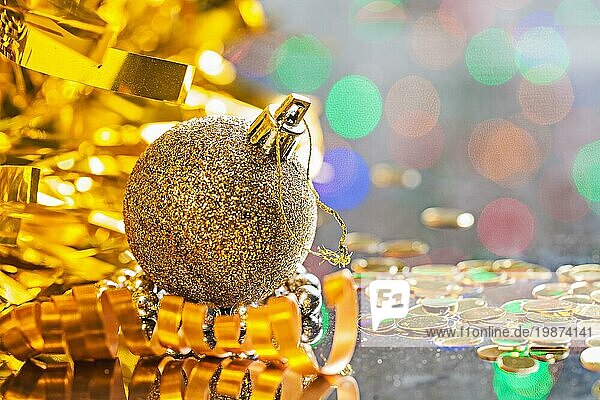 Goldfarbene Weihnachtskugel mit Schnur auf dem Hintergrund von Bokeh horizontale Version