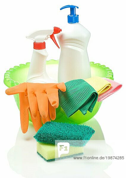 Grünes Waschbecken mit Reinigungsartikeln
