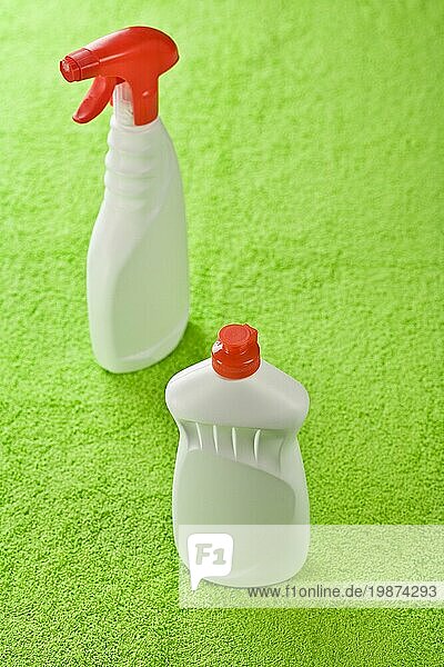 Detergenzien auf grünem Hintergrund