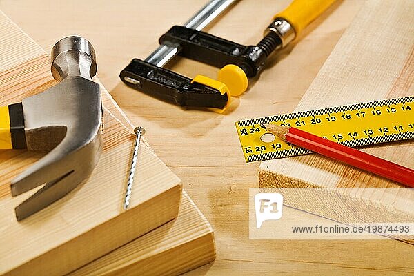 Zusammenstellung von Werkzeugen auf einem Holztisch