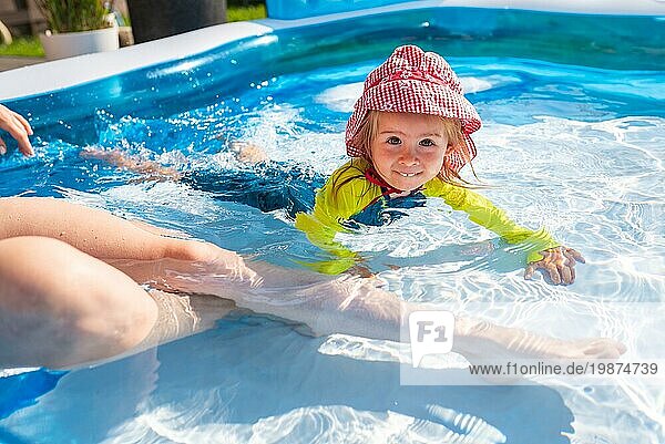 2 Jahre altes Kind im Schwimmbad am Sommertag mit Mutter. Sommer Aktivität
