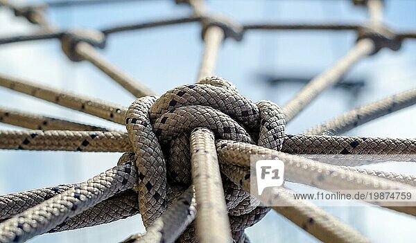 Viele Seile und ein großer Knoten schwarz und weiß abstrakten Hintergrund Nahaufnahme
