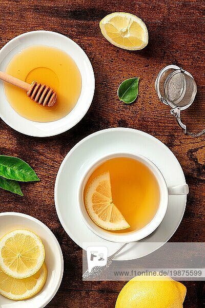 Zitronentee mit Honig  Overhead Flat Lay Shot. Gesundes Bio Zitrus Detox Getränk  natürliches Mittel gegen Erkältung und Grippe