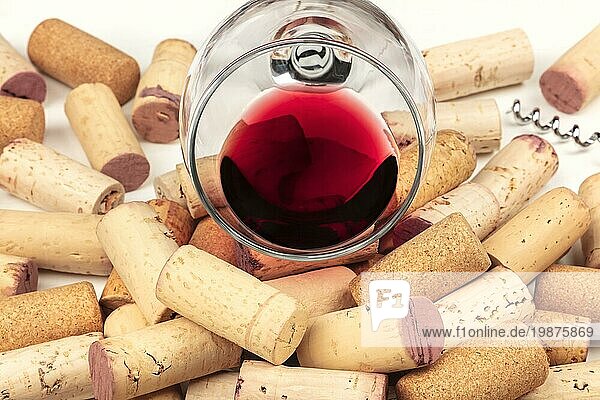Eine Nahaufnahme eines Glases Rotwein mit Weinkorken