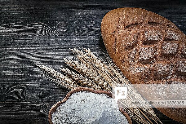 Gebackenes Brot goldenen Weizen Roggen Ohren hölzerne Schüssel mit Mehl auf Holzbrett
