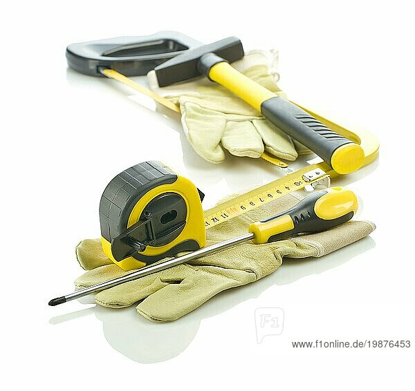 Handschuhe mit Stapel von Werkzeugen