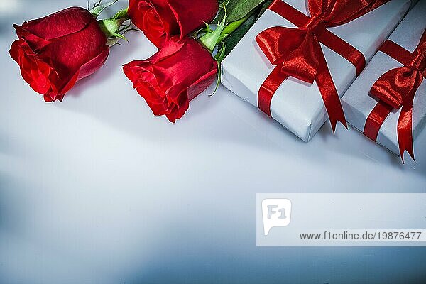 Wrapped Geschenkboxen natürlichen Rosen auf weißem Hintergrund