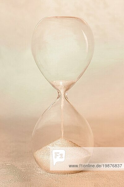Zeit Konzept. Eine Sanduhr auf einem abstrakten Hintergrund. Sepia getöntes Bild