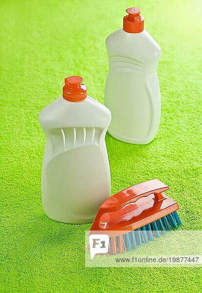 Zwei Reinigungsmittelflaschen und Putzmittel