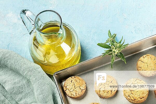 Cannabis Butterkekse mit Marihuanaknospen und Cannaöl  infundiertes Olivenöl  hausgemachte gesunde Kekse in einem Backblech mit Kopierraum