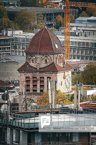 Eine alte Kirche mit roter Kuppel steht kontrastreich vor modernen Gebäuden in einer städtischen Herbstszene  Stuttgart  Deutschland  Europa