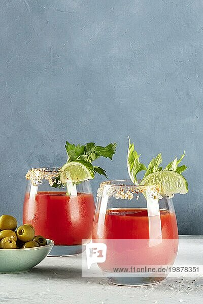 Bloody Mary Cocktail mit Tomatensaft  Limette und Sellerie  eine Seitenansicht mit Kopierraum