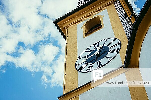 Schöne kleine Kirche in Deutschland  blaür Himmel und Wolken