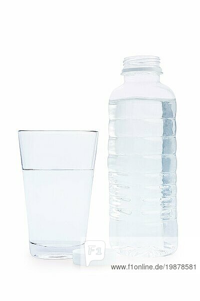Zusammensetzung von Flasche und Glas mit Wasser