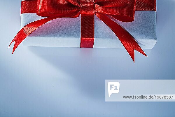 Rote Geschenkbox mit Knoten auf weißem Hintergrund