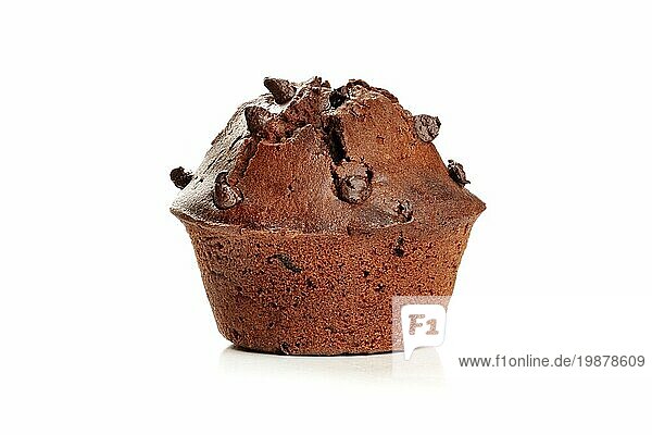 Seitenansicht eines Muffins mit Schokoladenstückchen auf weißem Hintergrund mit Leerzeichen