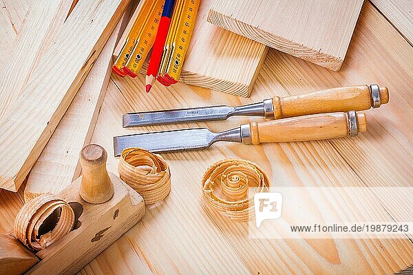 Holzarbeiter Hobel Meißel Holzmesser Bleistiftspäne auf Holzbrettern