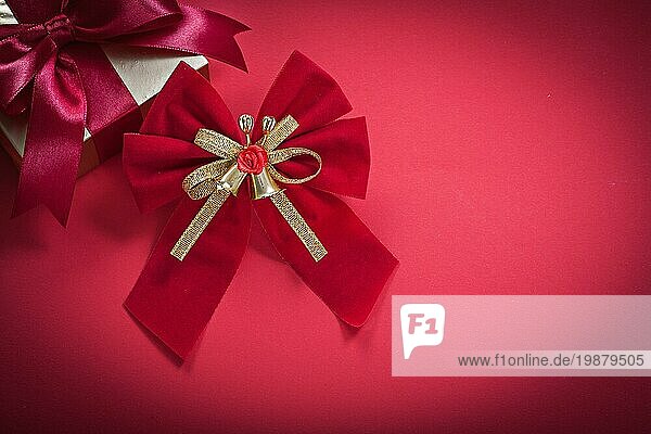 Weihnachten Knoten Geschenkbox auf rotem Hintergrund Urlaub Konzept
