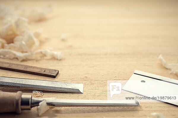 Zimmerei oder Holzbearbeitung Hintergrund mit Kopie Raum. Carpentry Werkzeuge und Holzspäne auf einem Tisch. Holzbearbeitung  Handwerkskunst und Handarbeit Konzept