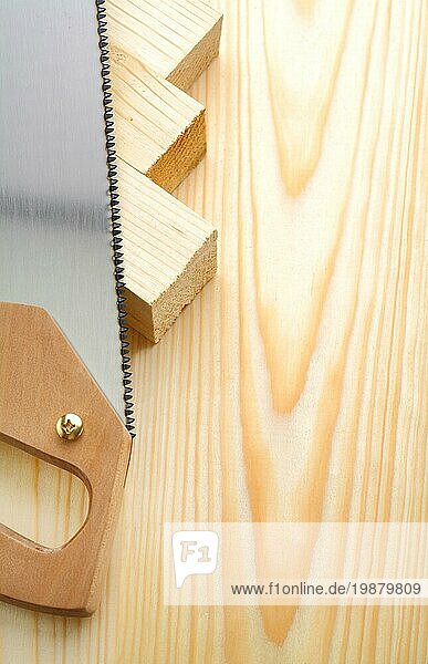 Kopierraumbild Handsäge und Holz