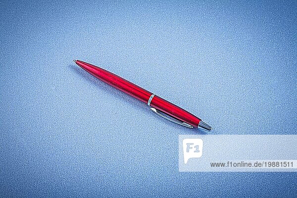 Roter Kugelschreiber horizontale Ansicht Bürokonzept
