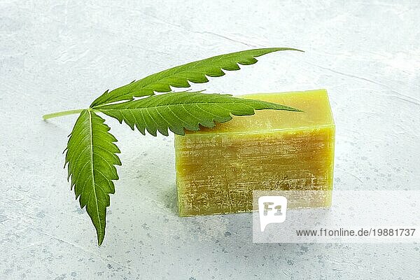 Cannabis Seifenstück mit einem Cannabisblatt  natürliches Bio Hautpflegeprodukt mit medizinischen CBD Eigenschaften