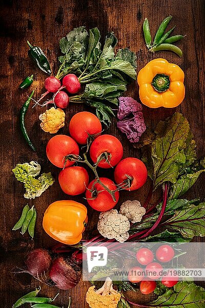 Verschiedene rohe Gemüse flach legen. Tomaten  Paprika  Rote Bete und andere Lebensmittel auf einem rustikalen Hintergrund. Vegane Ernährung Zutaten