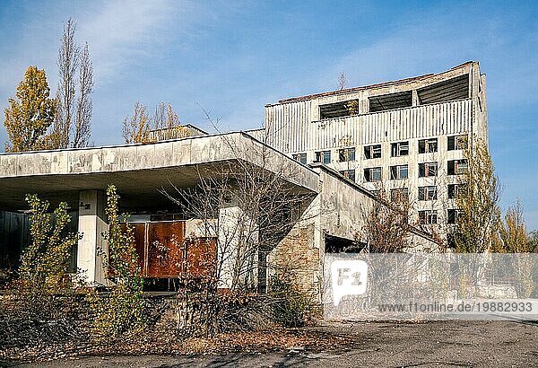 Altes verlassenes Hotel in der leeren Stadt Tschernobyl ohne Menschen in der Ukraine