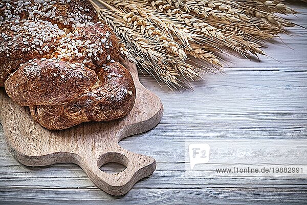 Carving Board Weizen Roggen Ohren lange Laib auf hölzernen Hintergrund Essen und Trinken Konzept