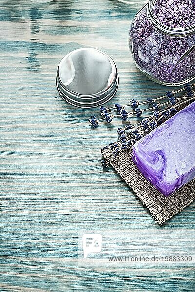 Bar der handgemachten Seife Lavendel Strauß aromatische Bad Meersalz Glas Abdeckung auf Holzbrett Gesundheitswesen Konzept