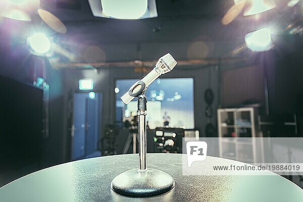 Metallmikrofon im Studio  Studiobeleuchtung im unscharfen Hintergrund