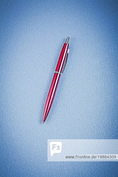 Rote Kugelschreiber vertikale Version Bürokonzept