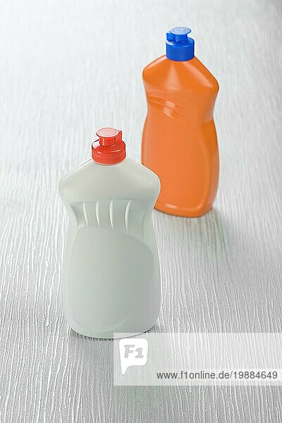 Orangefarbene und weiße Flaschen